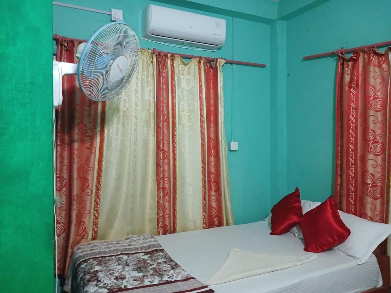 Tiger Corner Inn Homestay Sauraha Εξωτερικό φωτογραφία